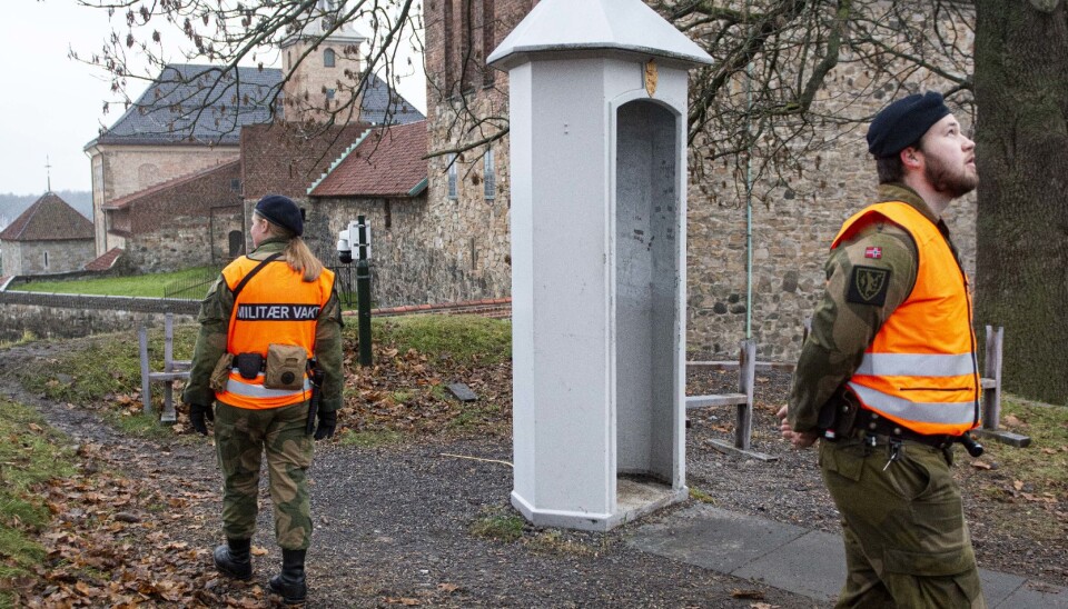 Vaktsoldatene passer på ved flaggstangen på Akershus festning, der det tidligere var en gardist som holdt vakt.