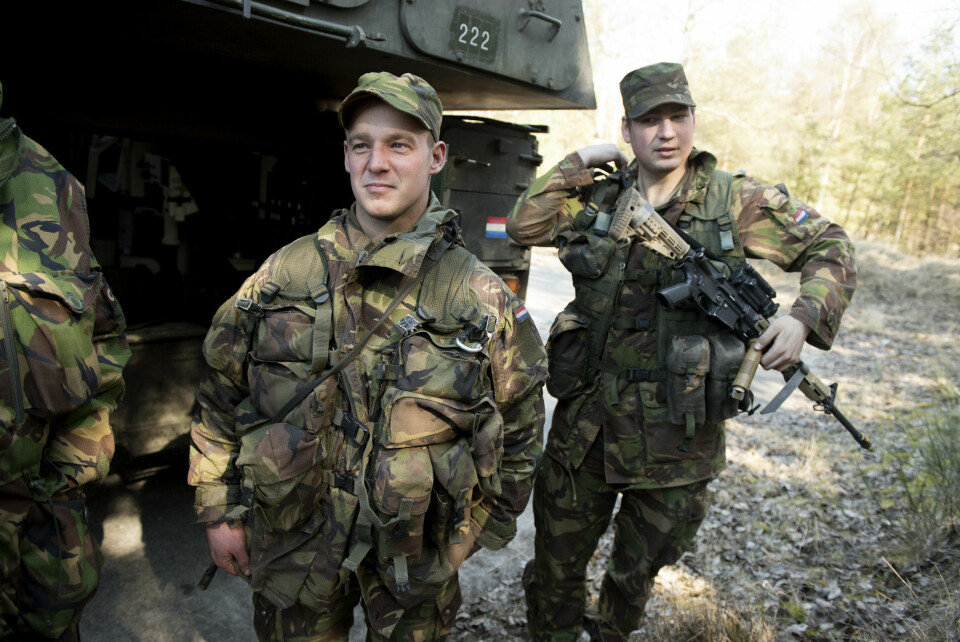 NYTT OPPDRAG: Jeroen Winnen (til venstre) og Simon Kamphuis like før de skal øve på «direct laying» – å forsvare seg mot stridsvogner og artilleri som skyter direkte mot dem.