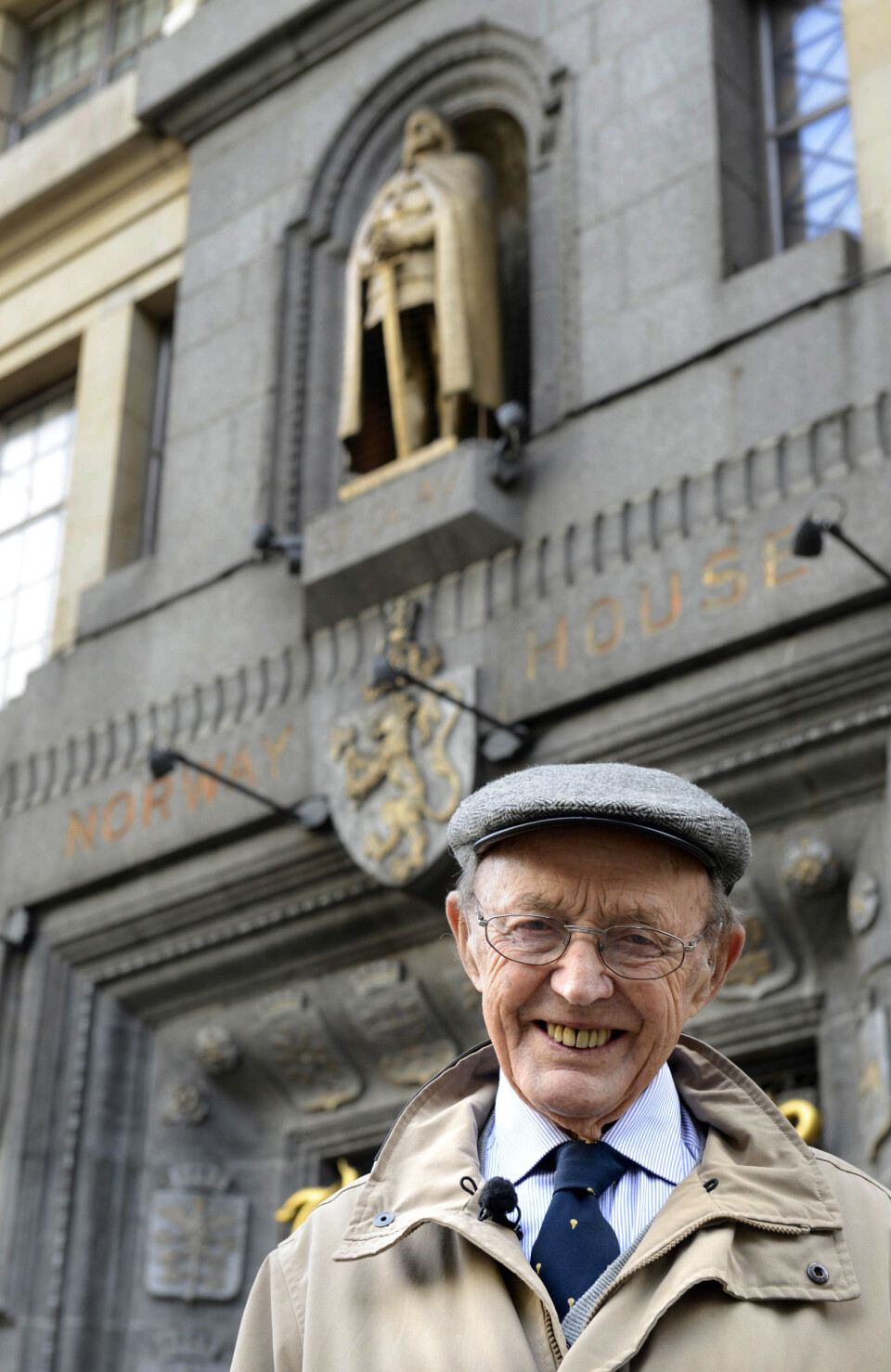 Her er Ragnar Ulstein utanfor Norway House ved Trafalgar Square i London, hvor den norske overkommandoen holdt til. Foto: Erling Eikli