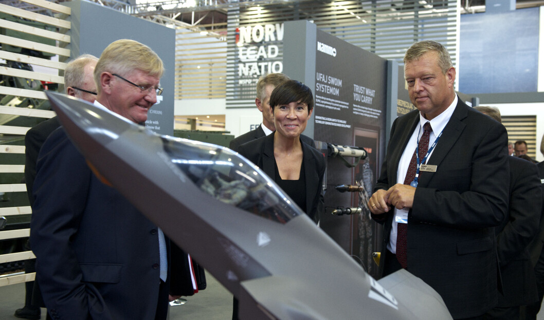 LEDENASJON: Norges våpenindustri var en av hovedattraksjonene under en våpenmesse i Polen 2015, og daværende forsvarsminister Ine Eriksen Søreide stilte opp. LEDENASJON: Norges våpenindustri var en av hovedattraksjonene under en våpenmesse i Polen 2015, og daværende forsvarsminister Ine Eriksen Søreide stilte opp.