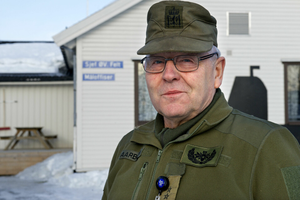 Svein Aarbogh (70) går fortsatt i uniform. «Jeg frigir heller tid for andre, og dette er ikke noe karrierestilling akkurat», sier han.