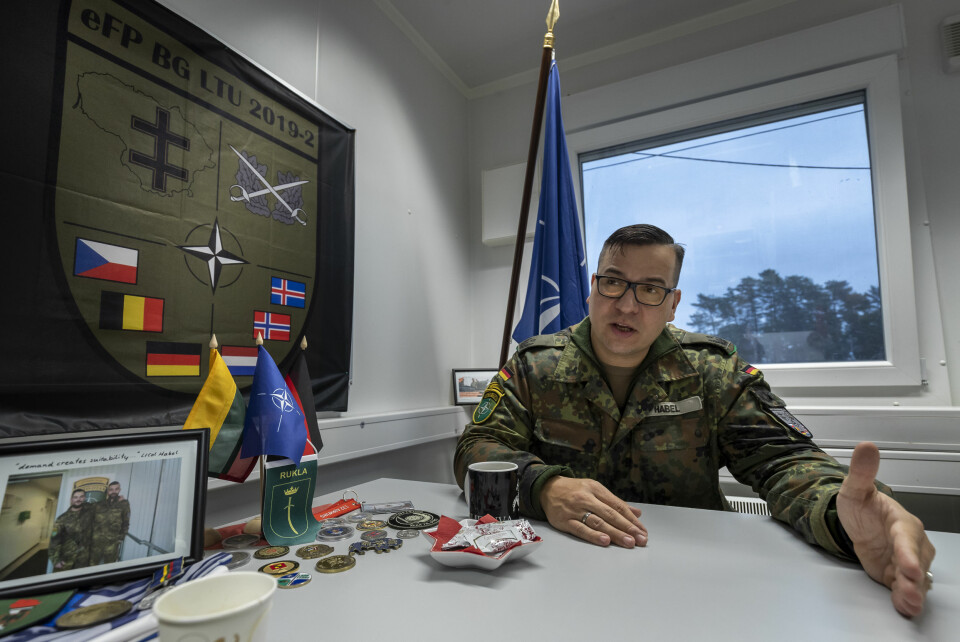 Oberstløytnant Rouven Habel på sitt konktor i Rukla i Litauen. Foto: Werner Juvik