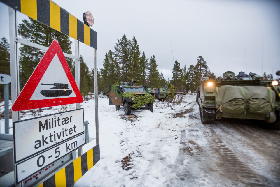 Skilt langs veien varsler om militær aktivitet under Trident Juncture i 2018. Illustrasjonsfoto: Frederik Ringnes/ Forsvaret