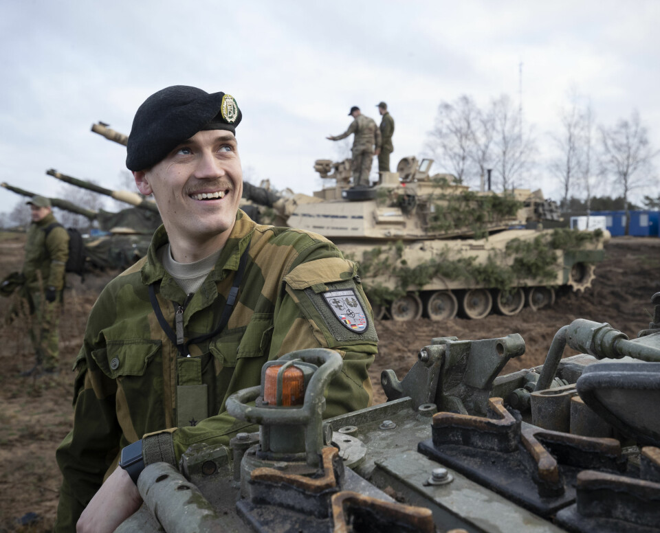 – Selv om det vi driver med, er øving og trening, så er bakgrunnen skarp, sier løytnant Erik Østreng på øvingsfeltet i Litauen, der de trener med amerikanske styrker.