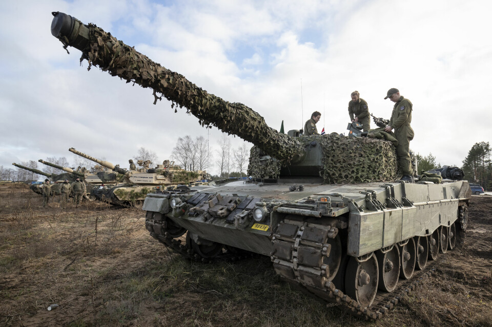 Norsk vognpersonell forbereder Leopard-stridsvognen før den skal ut i øvingsfeltet i Litauen.