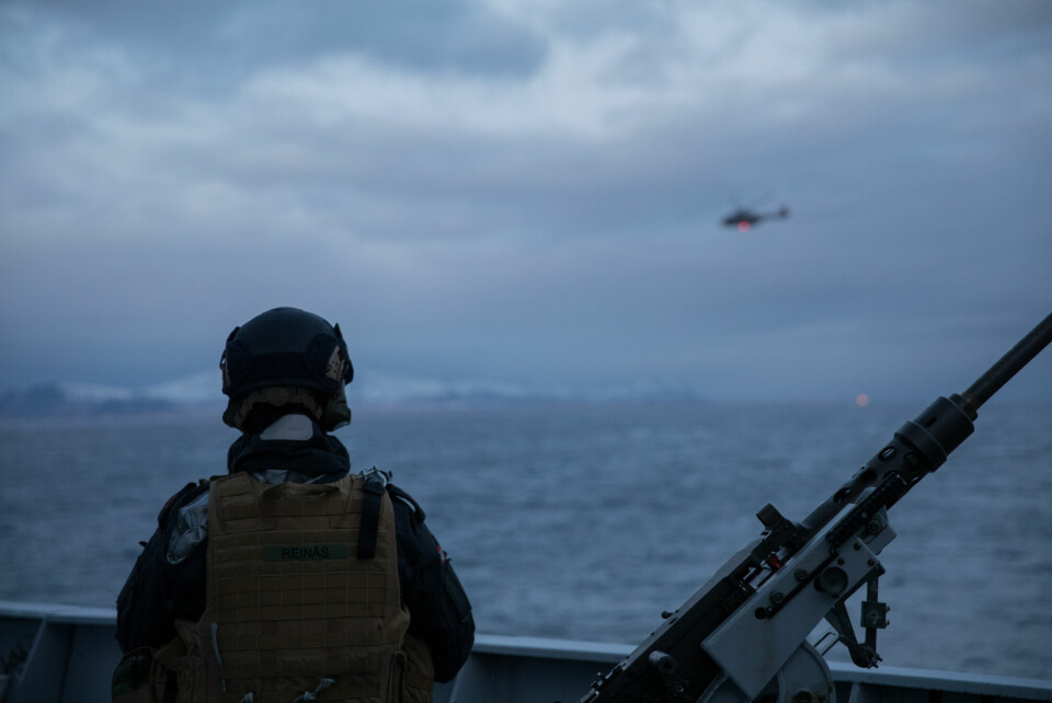 En soldat på fregatten KNM Thor Heyerdahl ser mot et NH90-helikopter under øvelse FLOTEX i Nordland. Foto: Julie Haugen / Forsvaret