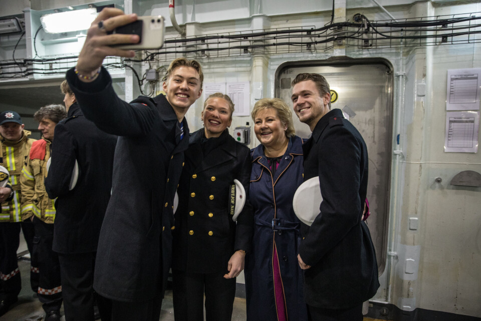 Statsminister Erna Solberg besøkte soldater på vakt på Haakonsvern julaften. Foto: Marius Vågenes Villanger / Forsvaret.