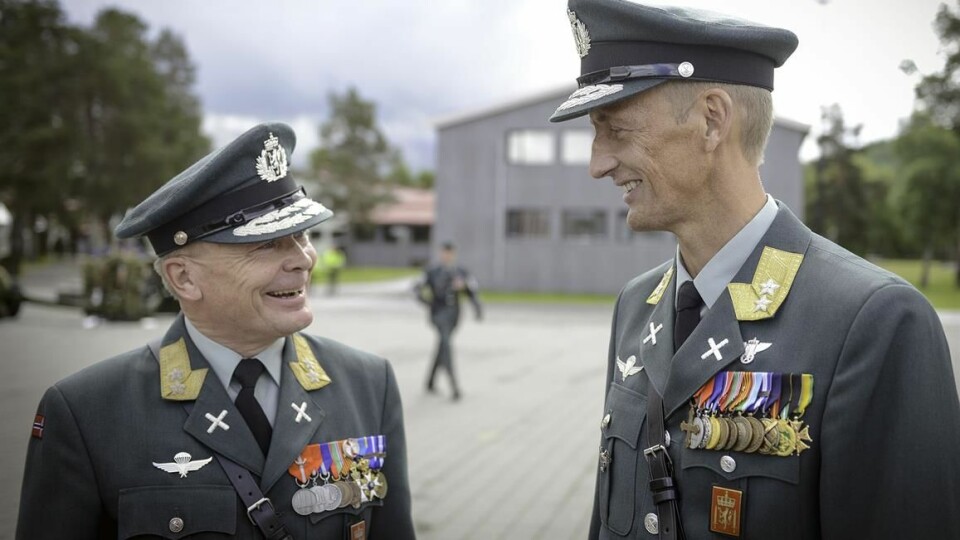 Generalmajorene Odin Johannessen (til venstre) og Eirik Kristoffersen i hyggelig passiar på Bardufoss. Foto: Jonny Karlsen/ Forsvarets forum