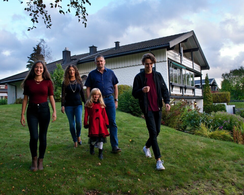 TRIVST: I Elverum trivst ekteparet Rima Saade Eriksen og Ken- Tore Eriksen med barna Kevin (19). Ramona (15) og Rachel (7). Foto: Arne Flaaten.