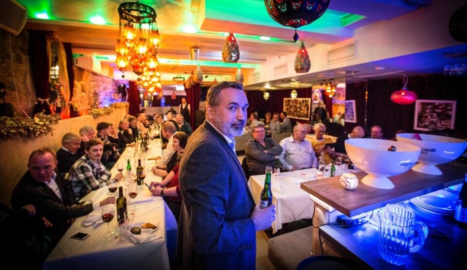LIBANESISK ØL: Da det libanesiske ølet Almaza kjem på bordet, går stemninga på veterantreffet i regi av Fred Gallefoss i taket. Foto: Ådne Sinnes.