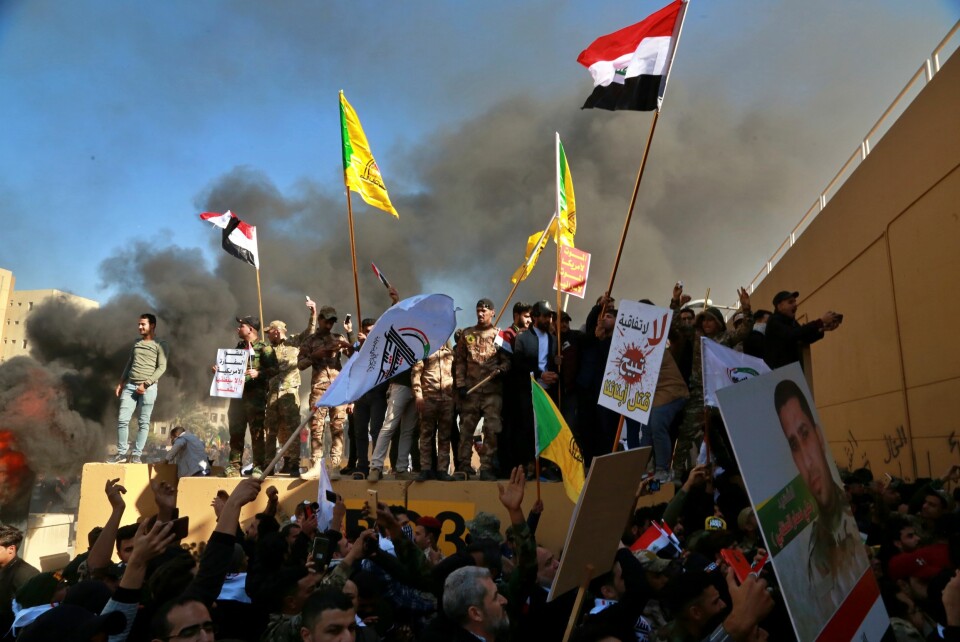 Demonstranter foran den amerikanske ambassaden i Bagdad, Irak 31. desember. Foto: AP Photo, Khalid Mohammed