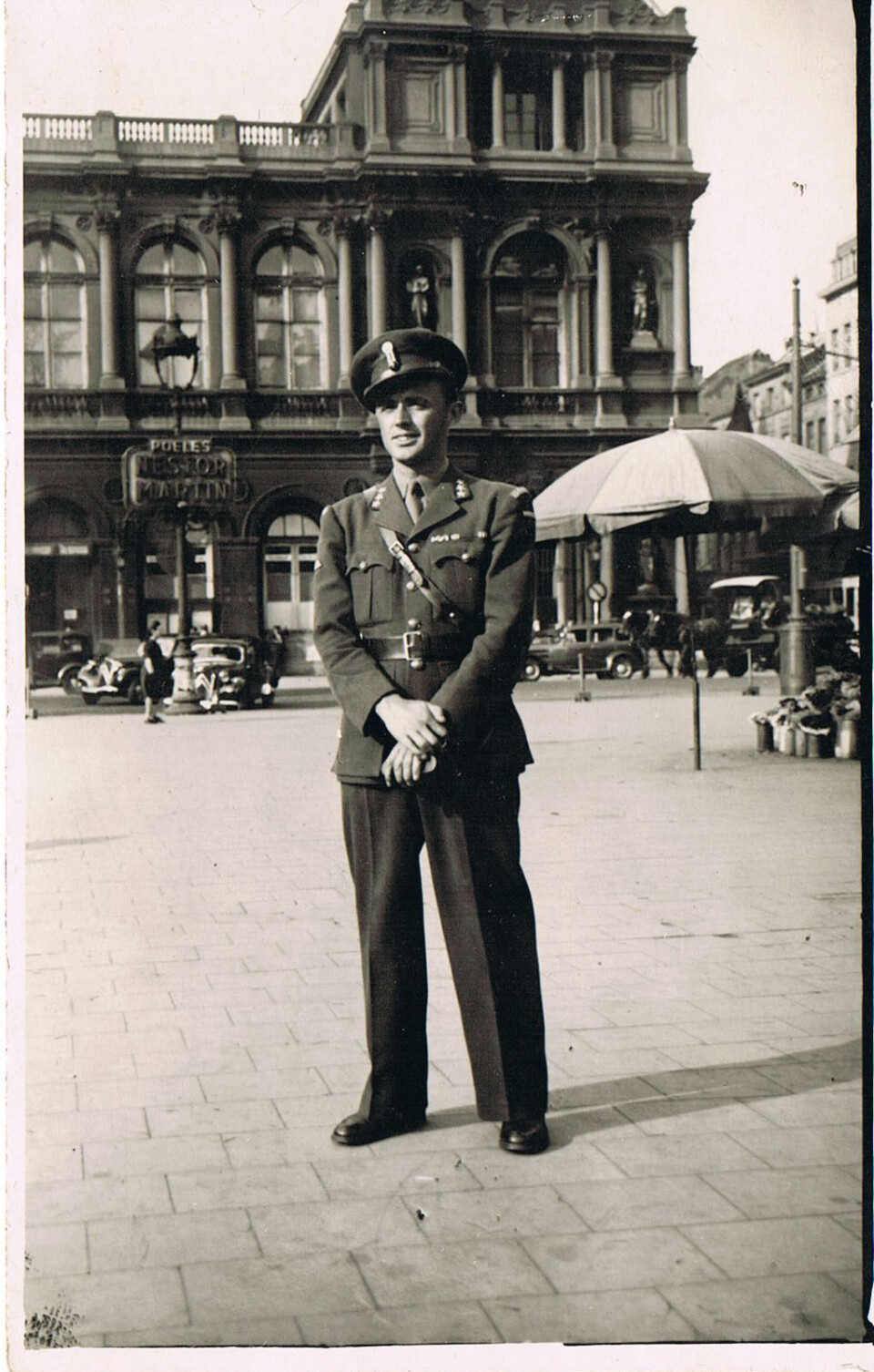 Den nyopna personalmappa til krigshelten fortel om ein usikker ung rekrutt i Kompani Linge. Men sommaren 1943 skjedde det noko som endra oppfatninga av den unge sunnmøringen.