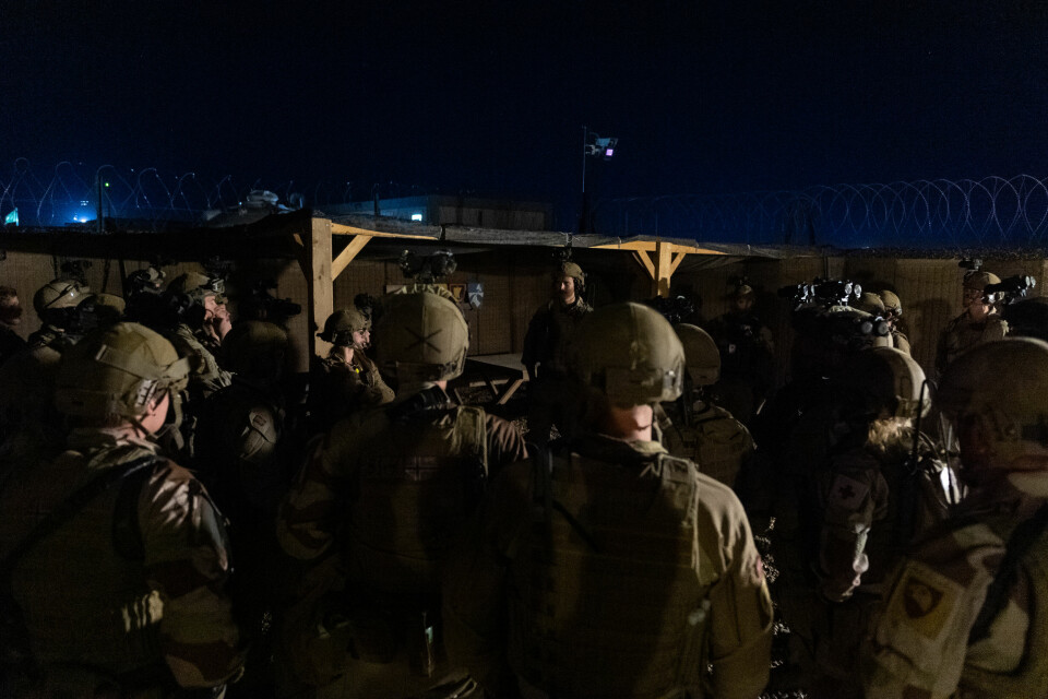 Soldater fra NORTU 5 (Norwegian Task Unit) står samlet, i etterkant av et rakettangrep mot leiren i Al-Assad, Irak. Foto: Forsvaret