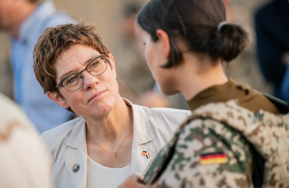 Den tyske forsvarsministeren Annegret Kramp-Karrenbauer (CDU) snakker med tyske soldater i Iraks hovedstad Bagdad under et besøk i august 2019. Foto: Michael Kappeler/dpa