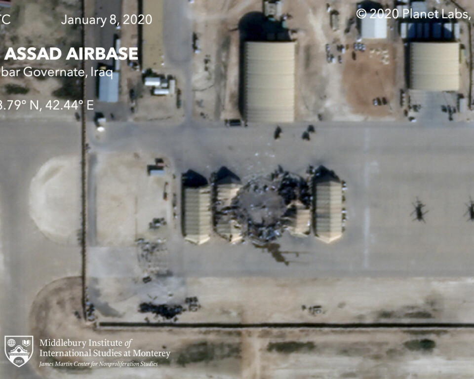 Satelittbilder viser ødeleggelsene på militærbasen Ain al-Asad, som huser rundt rundt 2 000 soldater. 70 av disse er nordmenn.
