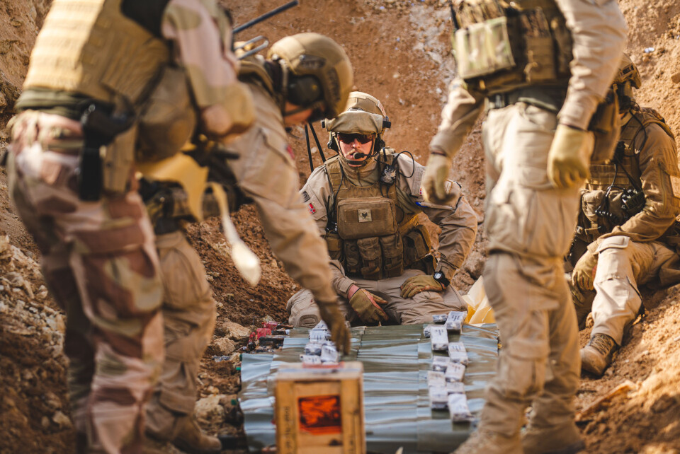 Soldater fra Norwegian Task Unit 5 i Irak klargjør for å destruere beslaglagt materiell fra ISIL, i desember 2019. (Foto: Ole-Sverre Haugli/Forsvaret)