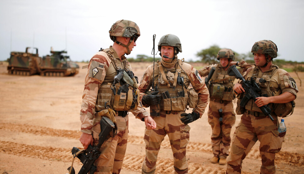 MALI: Franske soldater på patrulje i Ndaki, Mali. Nå reduserer Frankrike sitt militære samarbeid med Mali.
