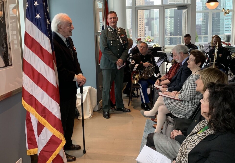 Den 99 år gamle krigsveteranen Eugene Polinsky fikk Deltakermedaljen i New York mandag.