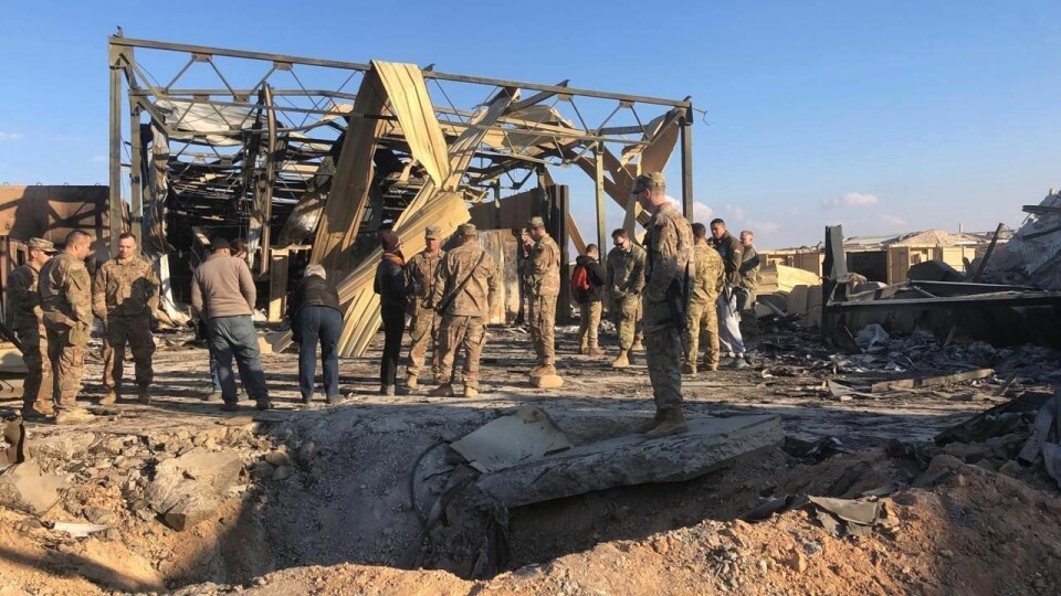 Slik ser det ut der ett av de iranske missilene slo ned under angrepet mot militærleiren Ain al-Assad basen. (AP Photo/Qassim Abdul-Zahra)