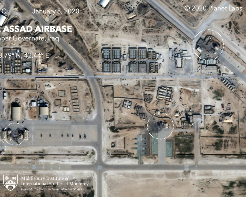 Satelittbilder viser ødeleggelsene på militærbasen Ain al-Asad, som huser rundt rundt 2 000 soldater. 70 av disse er nordmenn.