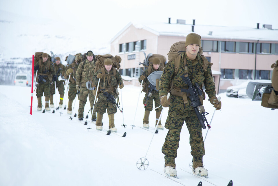 Amerikanske marineinfanterister går på ski i Porsangmoen leir som en del av forberedelsene til Cold Response 2016. (Foto: Ine Nyås Moe/Forsvaret)