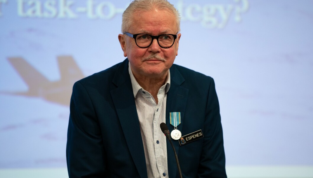 Førstelektor: Øistein Espenes (69) er tildelt Luftforsvarets fortjenestemedalje (Foto: Martin Giskegjerde/Forsvaret).