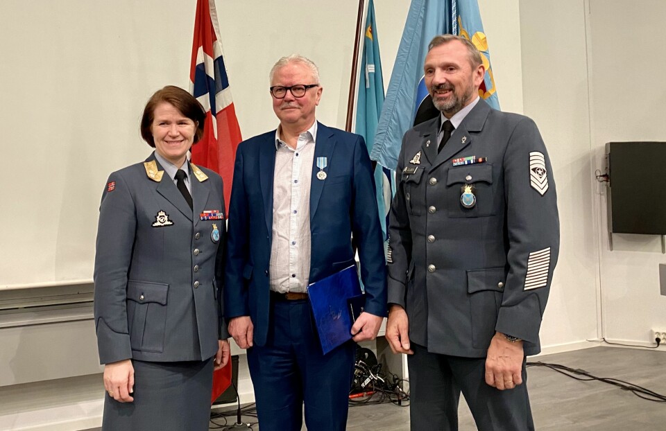 Luftkrigsskolen: Øistein Espenes ble tildelt Luftforsvarets fortjenestemedalje. Her er han flankert av sjef Luftforsvaret, Tonje Skinnarland, og sjefssersjant Christian Aage Olsen.