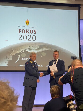 Forsvarsminister Frank Bakke-Jensen fikk E-tjenestens rapport (Foto: Andrea Rognstrand/Forsvarets forum). Forsvarsminister Frank Bakke-Jensen fikk E-tjenestens rapport (Foto: Andrea Rognstrand/Forsvarets forum).