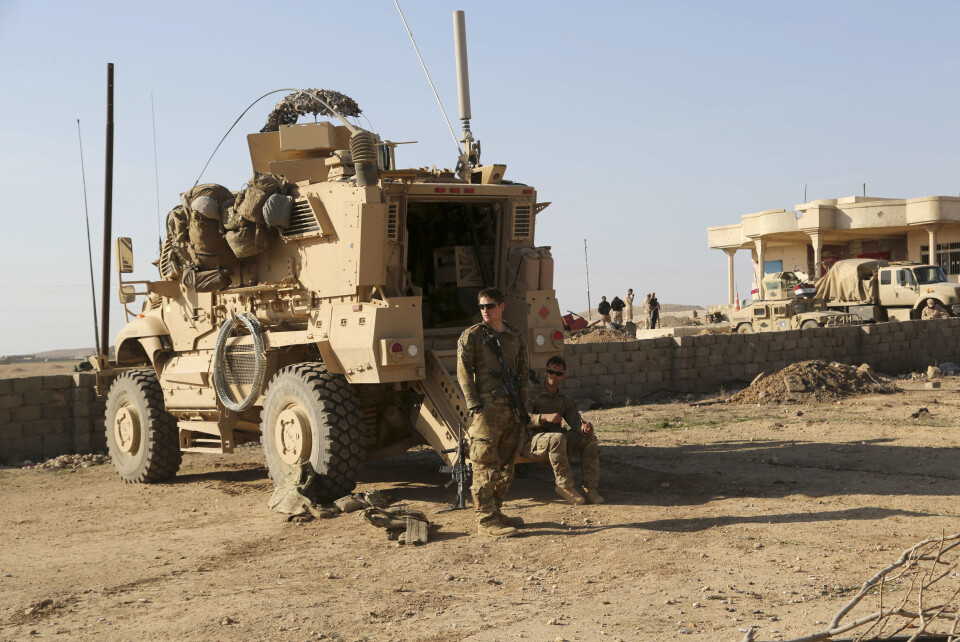 Dette arkivbildet fra 2017 viser en amerikanske soldater ved en irakisk base sør for Mosul. Foto: AP Photo/ Khalid Mohammed