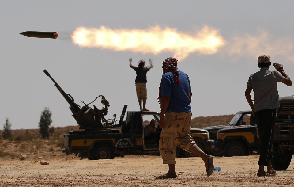 Opprørere som kjempet mot Libyas diktator Muammar Gaddafi regime under kamper rundt byen Sirte i 2011. Disse gruppene ble støttet av kampfly fra flere Nato-land. (Foto: Reuters/Goran Tomasevic)