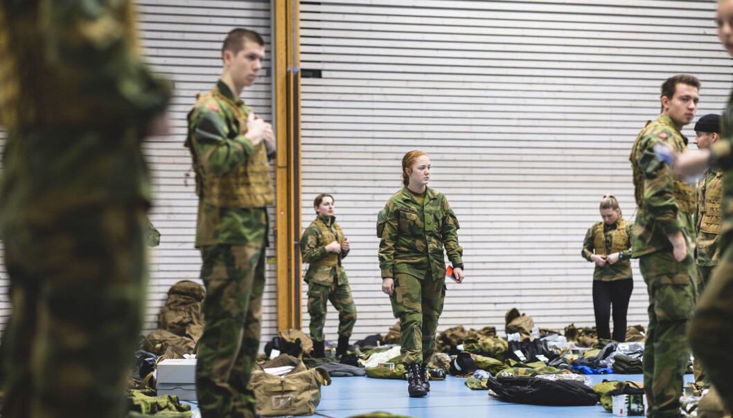 KONTROLL: Visekorporal Line Fløttum (22) i Sambandsbataljonen dirigerer telling av de nylig utdelte uniformene til rekruttene som akkurat er ankommet. KONTROLL: Visekorporal Line Fløttum (22) i Sambandsbataljonen dirigerer telling av de nylig utdelte uniformene til rekruttene som akkurat er ankommet.