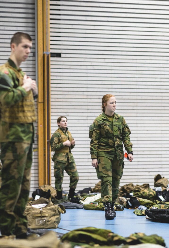 KONTROLL: Visekorporal Line Fløttum (22) i Sambandsbataljonen dirigerer telling av de nylig utdelte uniformene til rekruttene som akkurat er ankommet.