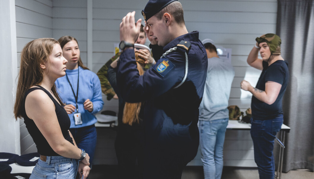 PRØVEPOST: Robin Skaar hjelper rekruttene til med å finne den riktige størrelsen i sjøforsvarets hodeplagg, beret. PRØVEPOST: Robin Skaar hjelper rekruttene til med å finne den riktige størrelsen i sjøforsvarets hodeplagg, beret.