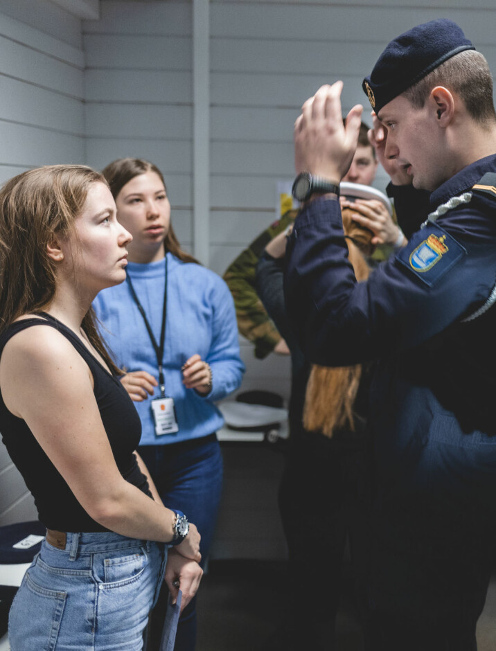 PRØVEPOST: Robin Skaar hjelper rekruttene til med å finne den riktige størrelsen i sjøforsvarets hodeplagg, beret.