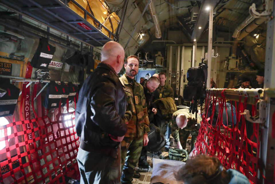 Kronprins Haakon ombord på et Lockheed C-130 Hercules på Gardermoen militære flyplass før avreise til Jan Mayen. Foto: Stian Lysberg Solum / NTB scanpix