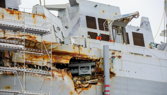 FLENGE: Bildet viser flengen i skroget på fregatten etter sammenstøtet med tankskipet TS Sola.