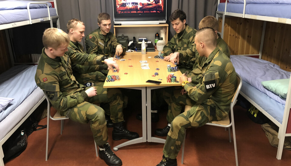 Simen Alexander Strømstad, bataljonstillitsvalgt for Ingeniørbataljonen, fremst til høyre forteller at de lærer hverandre å kjenne - på godt og vondt. Foto: Privat\n