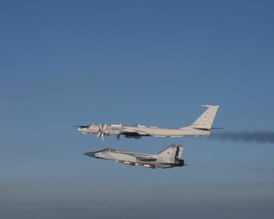 Et fly av typen Tupolev Tu-142 (øverst) og et av typen Mykoyan MiG-31 (nederst) avbildet av norske fly lørdag 7. mars. Foto: Luftforsvaret