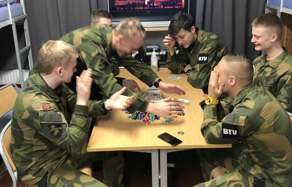 Bataljonstillitsvalgt Strømstad forteller at de får tiden til å gå ved å spille kort. Foto: Privat\n