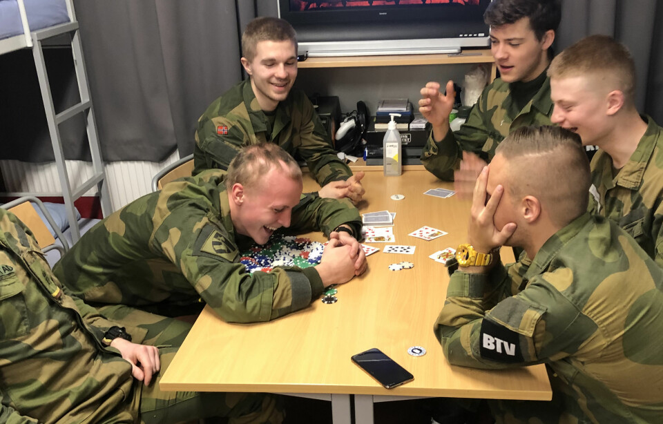 Bataljonstillitsvalgt Strømstad forteller at de får tiden til å gå ved å spille kort. Foto: Privat\n