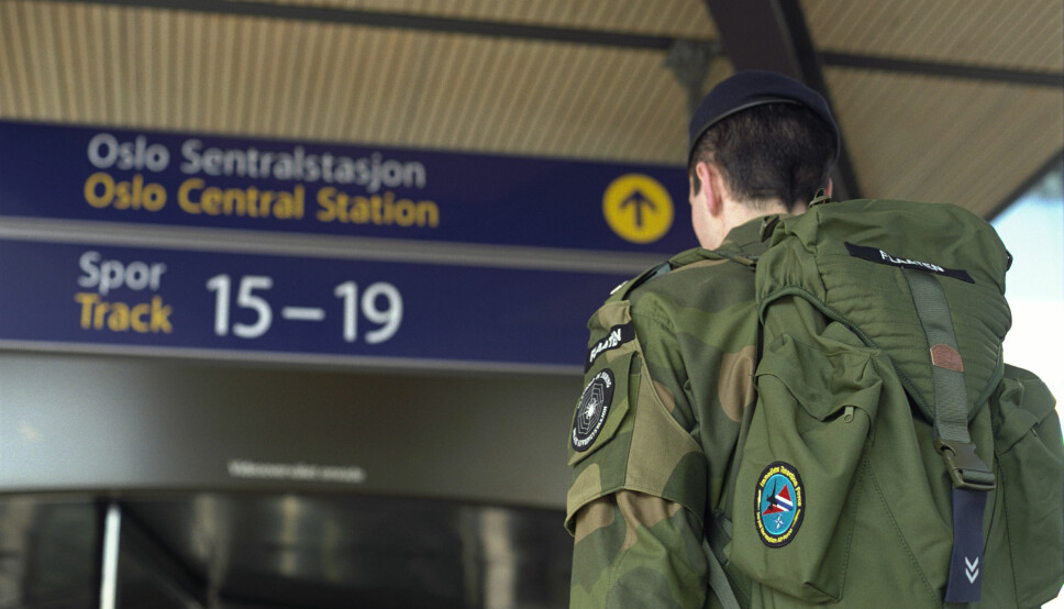 IMA ser med bekymring på den økende smittetrenden blant unge og i flere kommuner i Norge, og vurderer nå om det vil være forsvarlig å sende soldater hjem på permisjon.