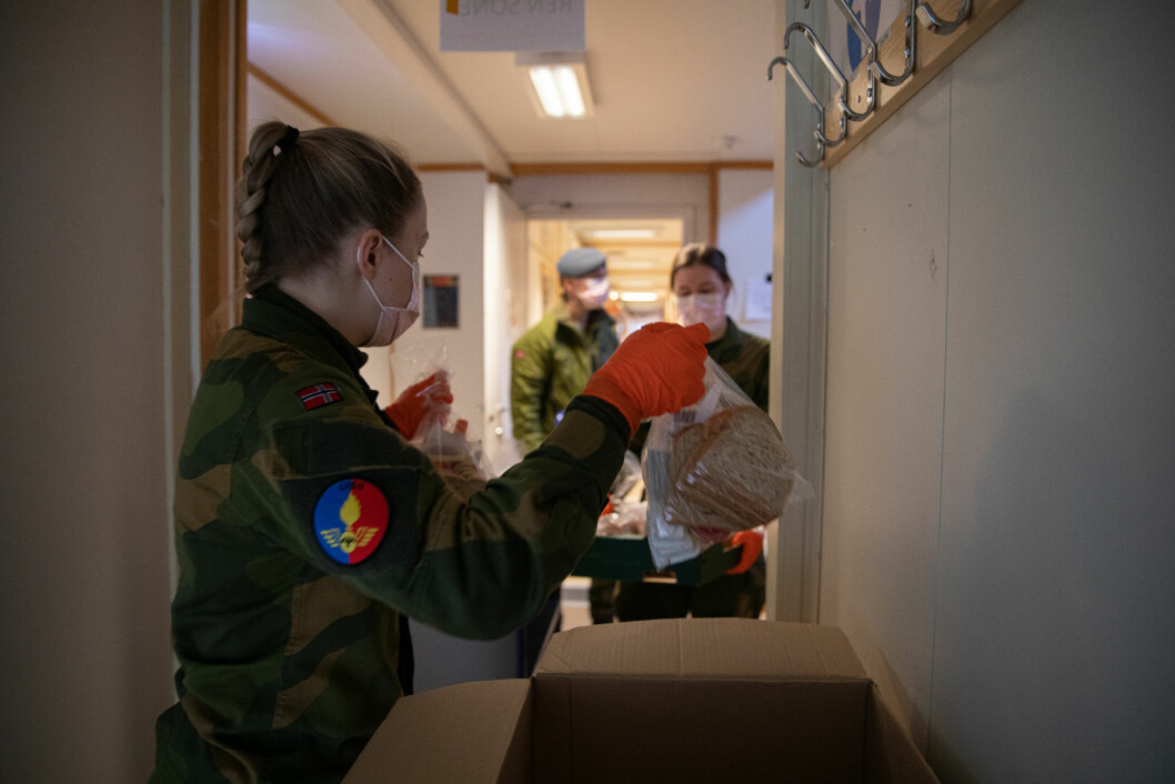 Vernepliktige hjelper til med å dele ut mat til personer i karantene. Foto: Markus Engås/ Forsvaret
