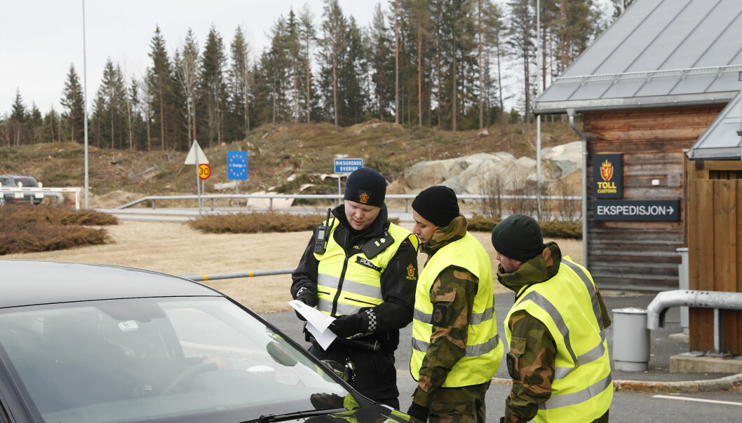 SAMARBEID: Soldater fra Heimevernets avdeling HV-01 Polar Bear VI støtter Politiet med grensekontroll på Ørje grensestasjon.