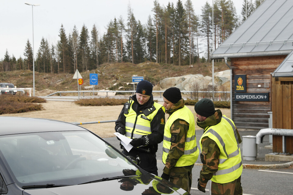 Soldater fra Heimevernets avdeling HV-01 Polar Bear VI støtter Politiet med grensekontroll på Ørje grensestasjon under Korona utbruddet. Foto: Torbjørn Kjosvold, Forsvaret.