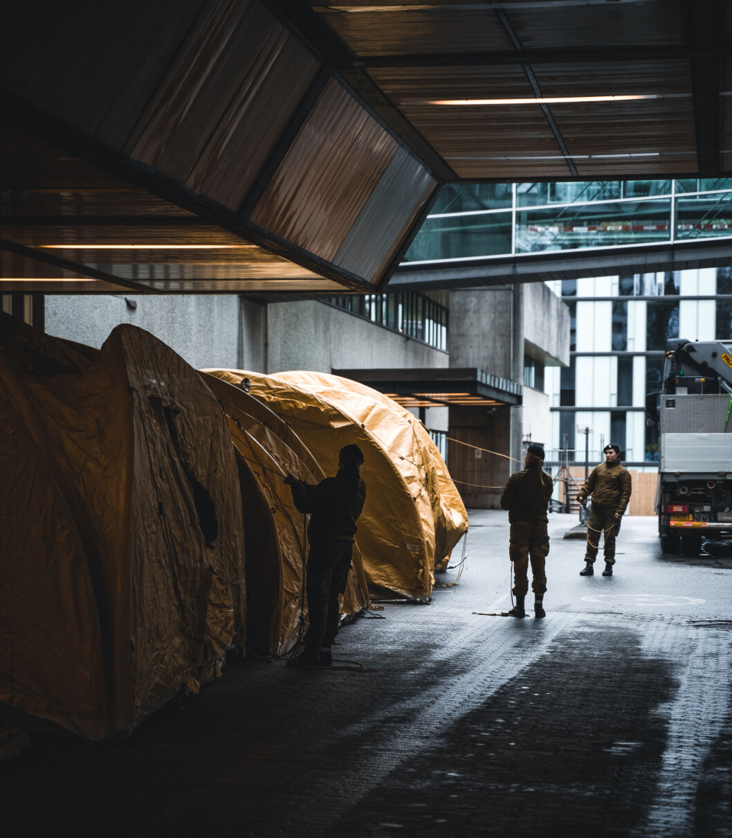 MARCSS (marinens operative logistikkavdeling) og minedykkerkommandoen setter opp telt på Haukeland universitetssykehus. Foto: Johannes Wiken, Forsvaret MARCSS (marinens operative logistikkavdeling) og minedykkerkommandoen setter opp telt på Haukeland universitetssykehus. Foto: Johannes Wiken, Forsvaret