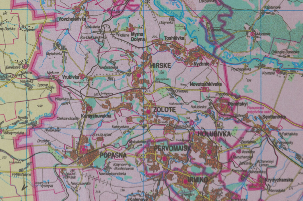 Dette er ingenmannsland - området mellom den ukrainske frontlinja (til venstre) og den pro-russiske frontlinja til høyre. Katerynivka ligger rett vest for Zolote. Dette er ingenmannsland - området mellom den ukrainske frontlinja (til venstre) og den pro-russiske frontlinja til høyre. Katerynivka ligger rett vest for Zolote.