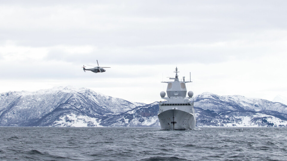 Under øvelse Joint Viking ble det gjennomført Lowpass med NH90 helikopter og fregatten KNM Helge Ingstad. Foto:Nora Skjerdingstad/Forsvaret