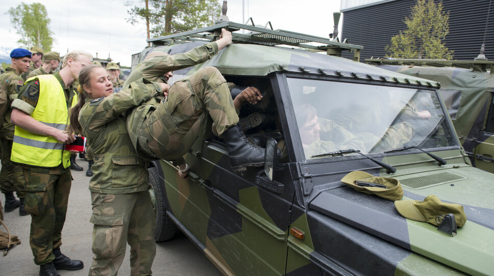 Bildet er fra et tidligere soldatarrangement og en konkurranse om å få flest mulig soldater inn i en militærbil.