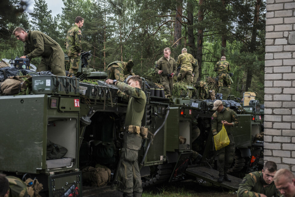 Soldater fra Telemark bataljon gjør seg klare til dagens oppgaver under Natooppdraget eFP i Litauen.
