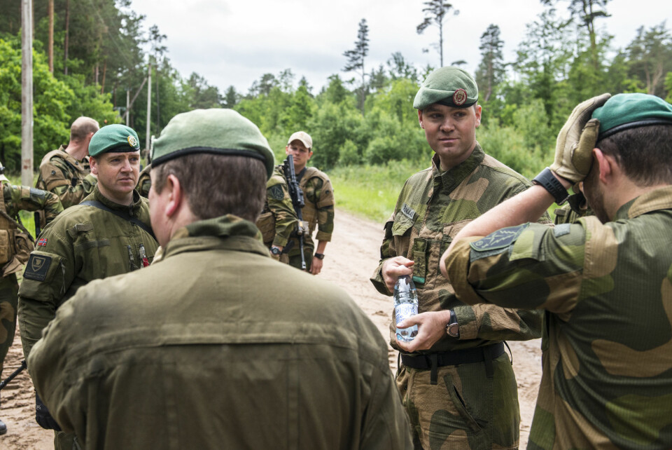 Soldater fra Telemark bataljon går igjennom sikkerhetsrutiner før elvekrysningen. I forgrunnen ser du kaptein og styrkesjef Brage Reinaas.